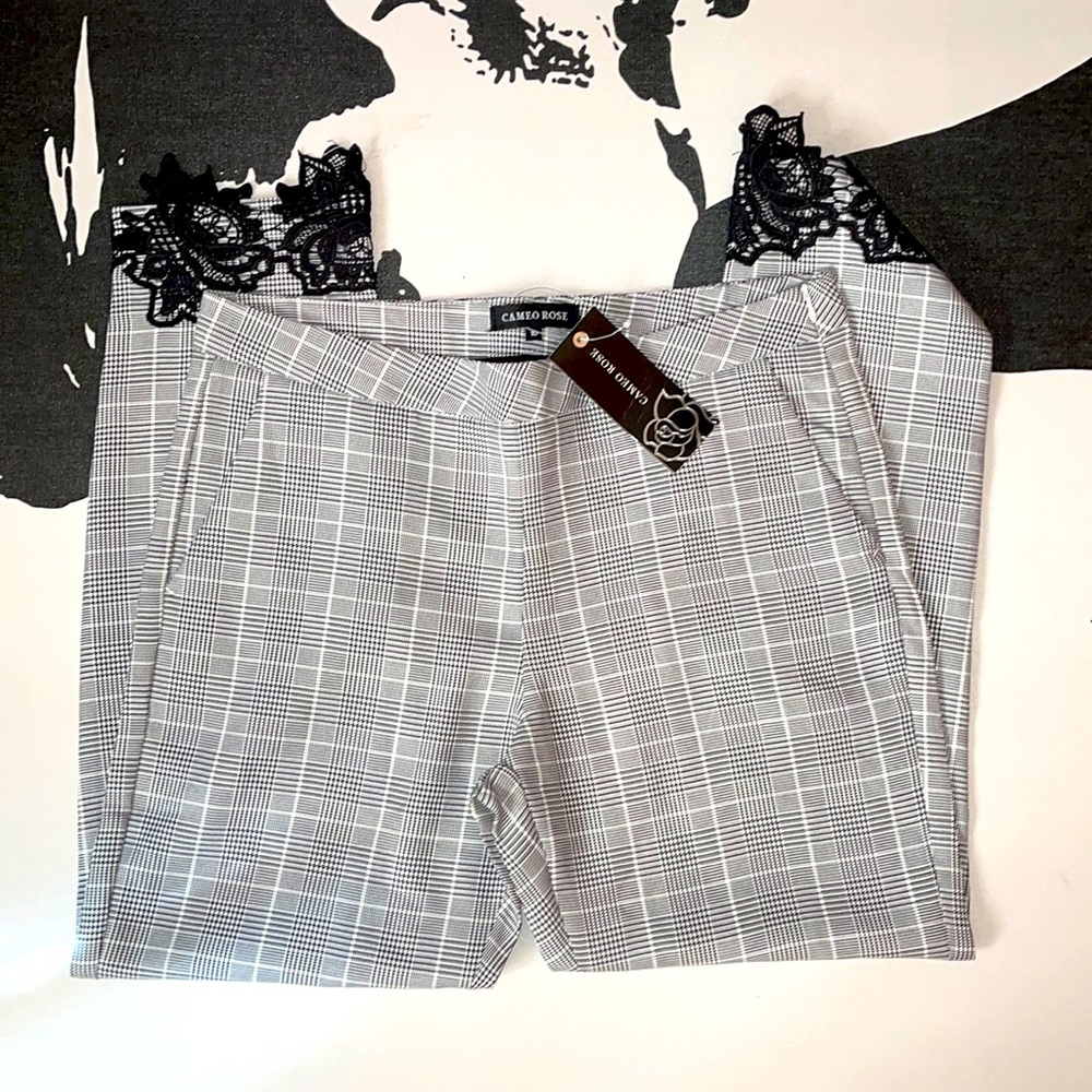 Cameo Rose | Houndstooth Lace Hem Capri Pants